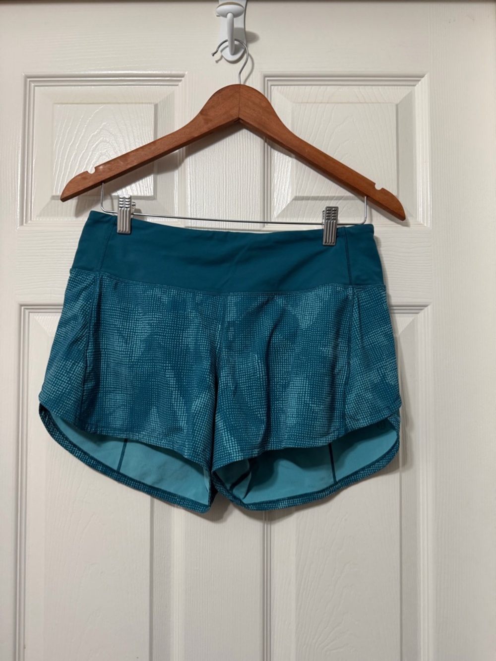 lululemon athletica speed up shorts size 6 euc 4”
